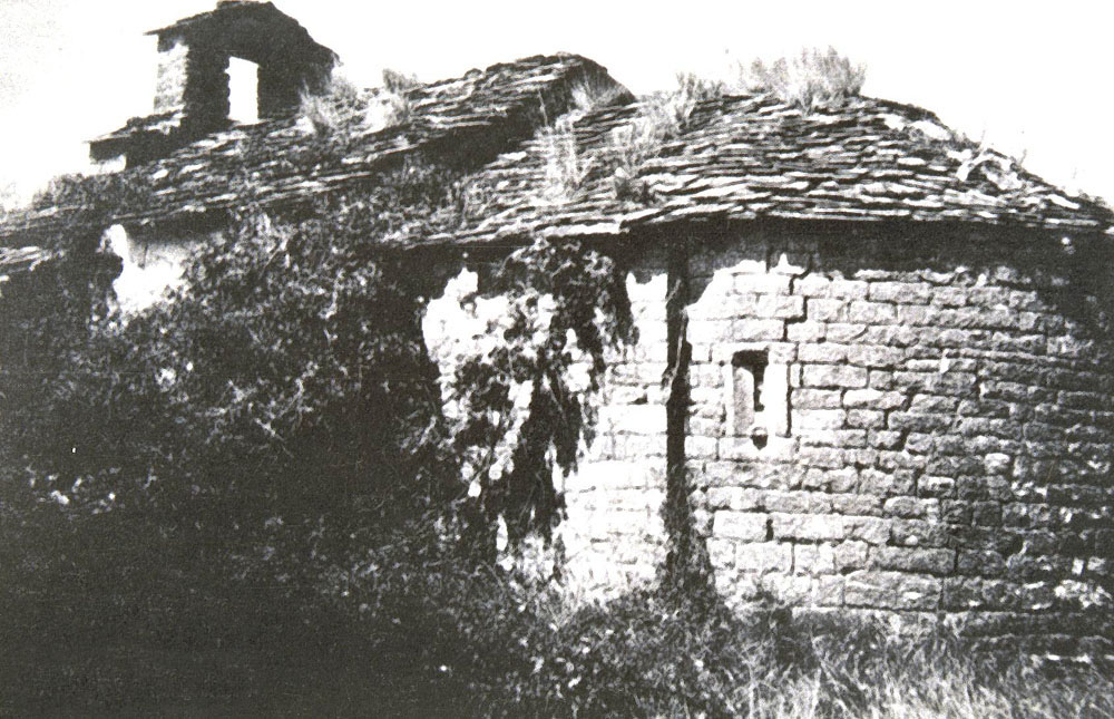 INTERIOR DEL &Aacute;BSIDE: MESA DEL ALTAR ENTRE ESCOMBROS.